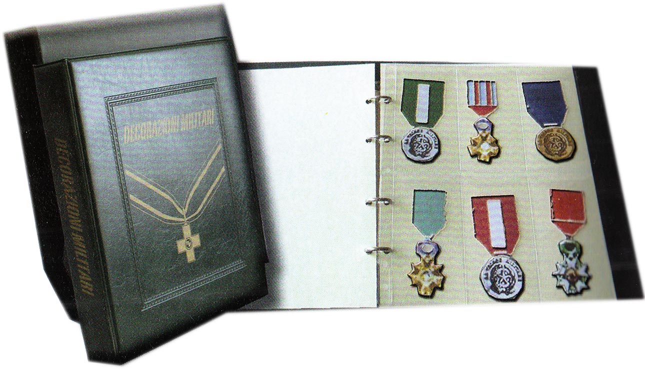 Album per decorazioni militari con custodia 24 X 26,5 cm